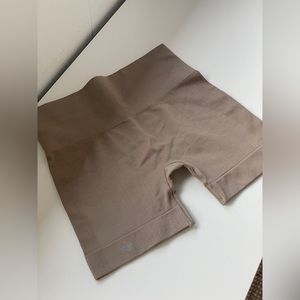 Set Active sculpflex shorts in color SAND